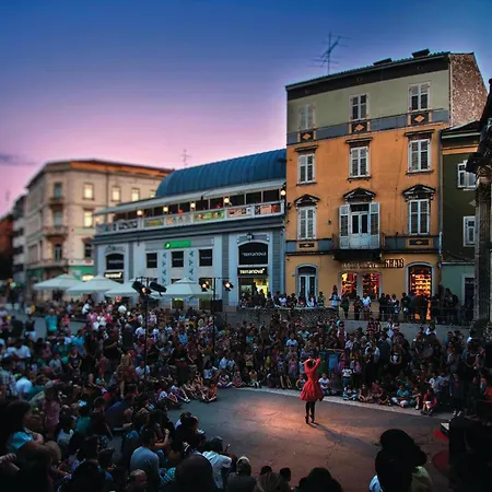 Beautiful In With Wifi פולה